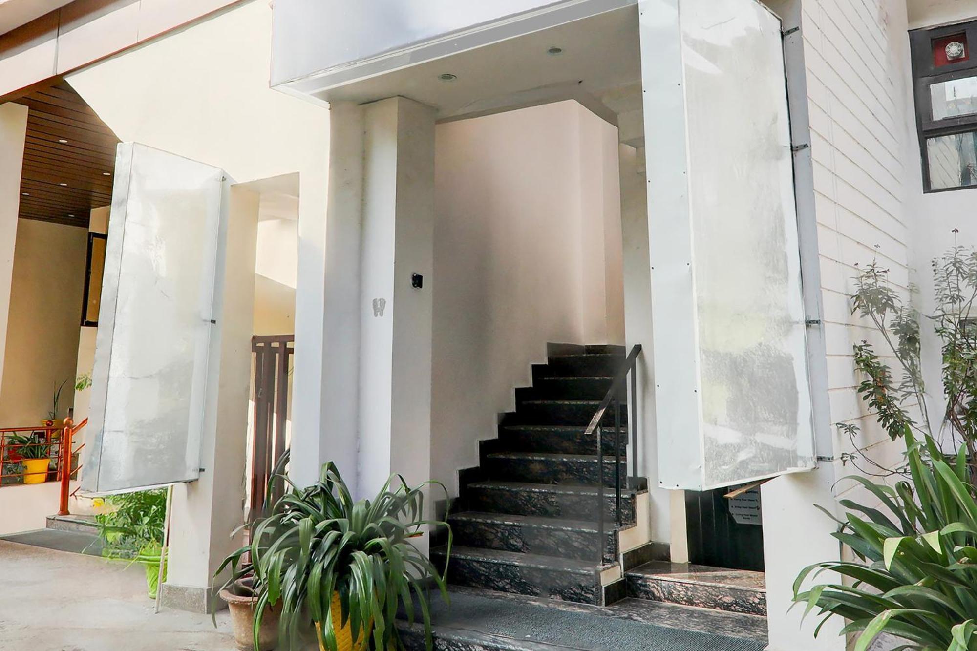 Super Hotel O Insaf Nagar Munshipuliya Formerly Vibrant Chinhat Екстериор снимка